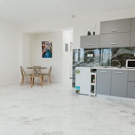 Blue And White Luxury Suites Nea Kallikrateia 외부 사진