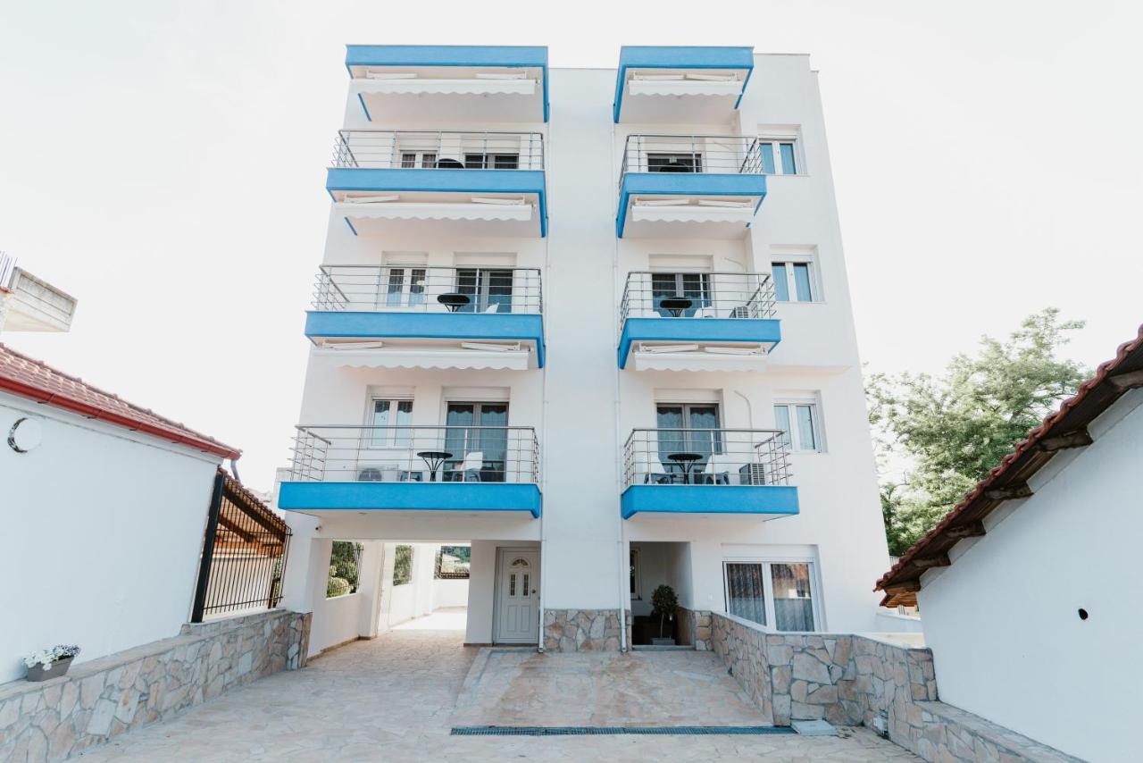 Blue And White Luxury Suites Nea Kallikrateia 외부 사진