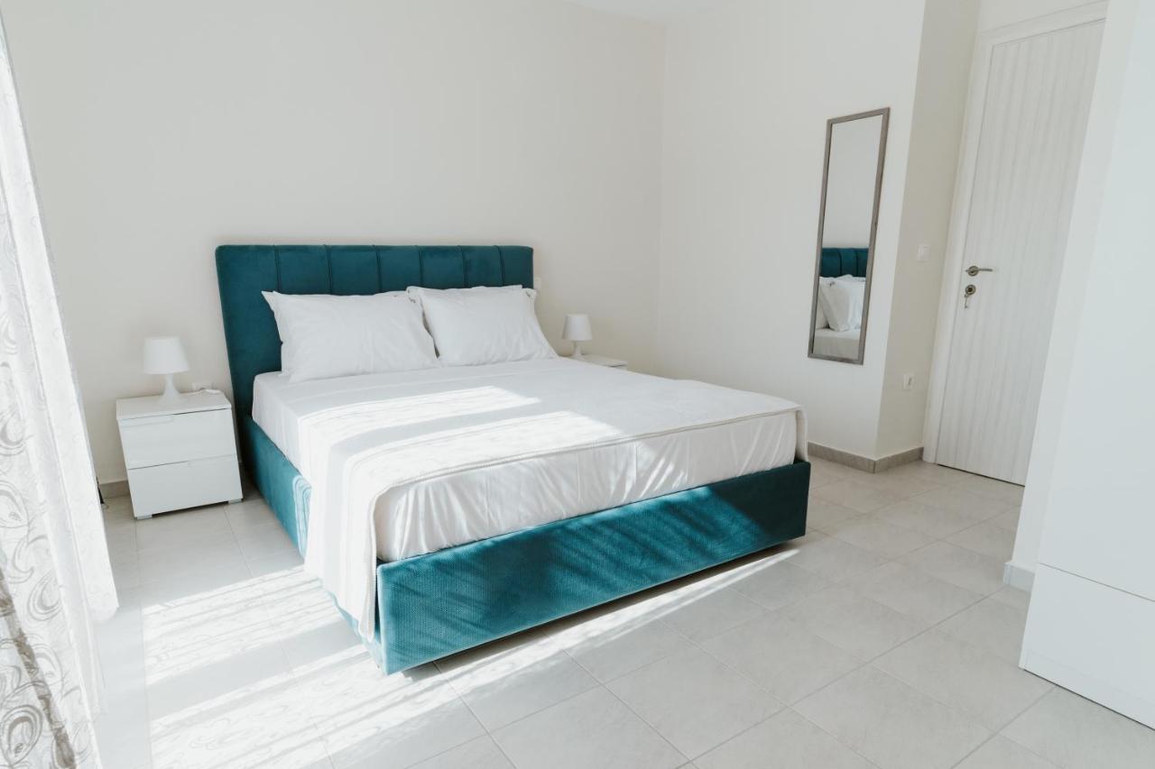 Blue And White Luxury Suites Nea Kallikrateia 외부 사진