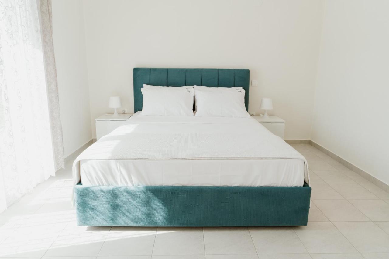 Blue And White Luxury Suites Nea Kallikrateia 외부 사진