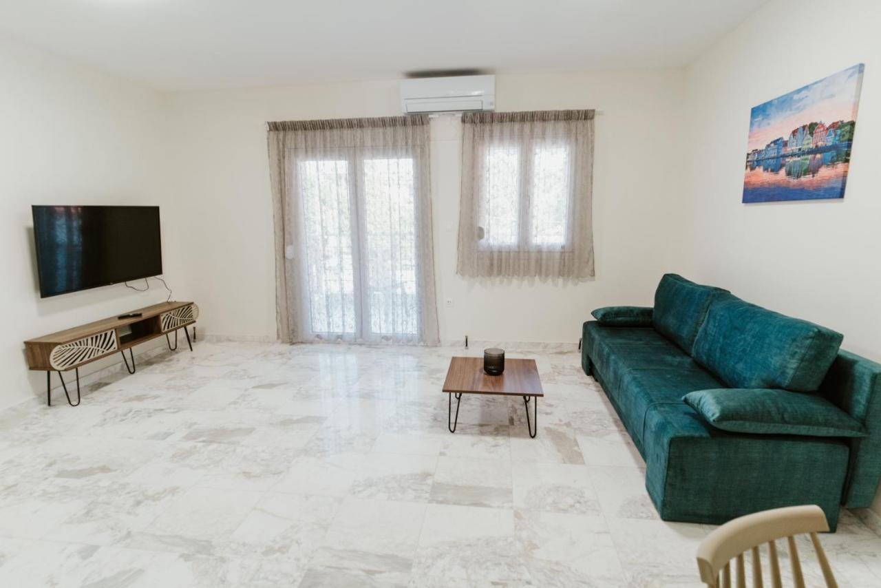 Blue And White Luxury Suites Nea Kallikrateia 외부 사진