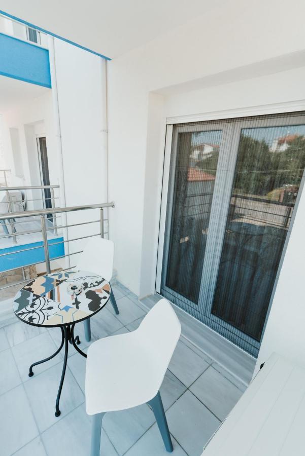 Blue And White Luxury Suites Nea Kallikrateia 외부 사진