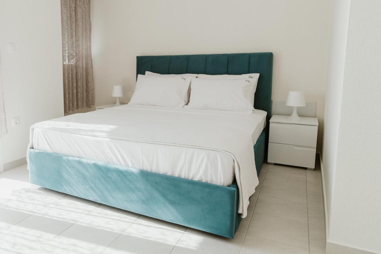 Blue And White Luxury Suites Nea Kallikrateia 외부 사진