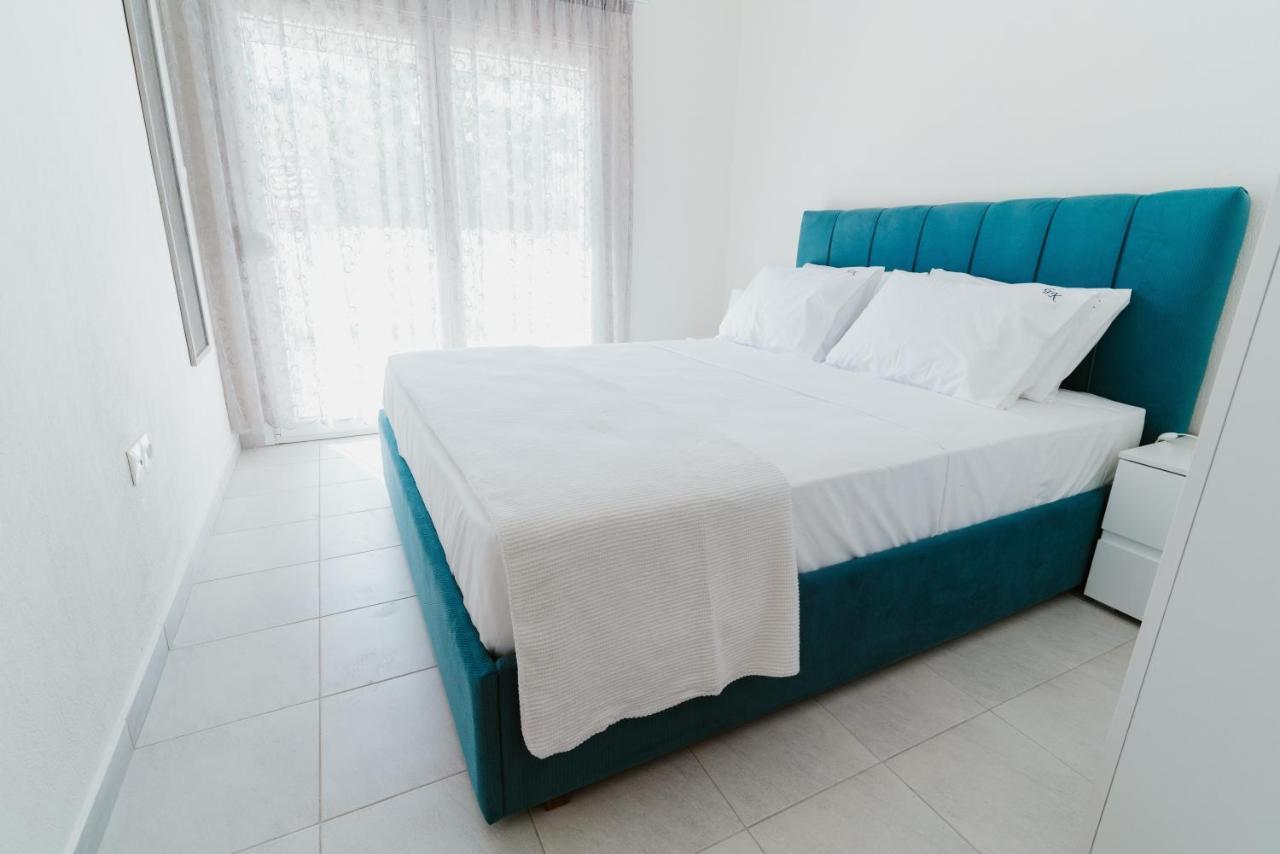 Blue And White Luxury Suites Nea Kallikrateia 외부 사진