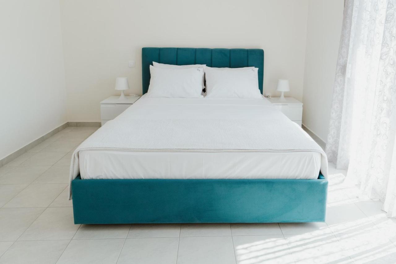 Blue And White Luxury Suites Nea Kallikrateia 외부 사진