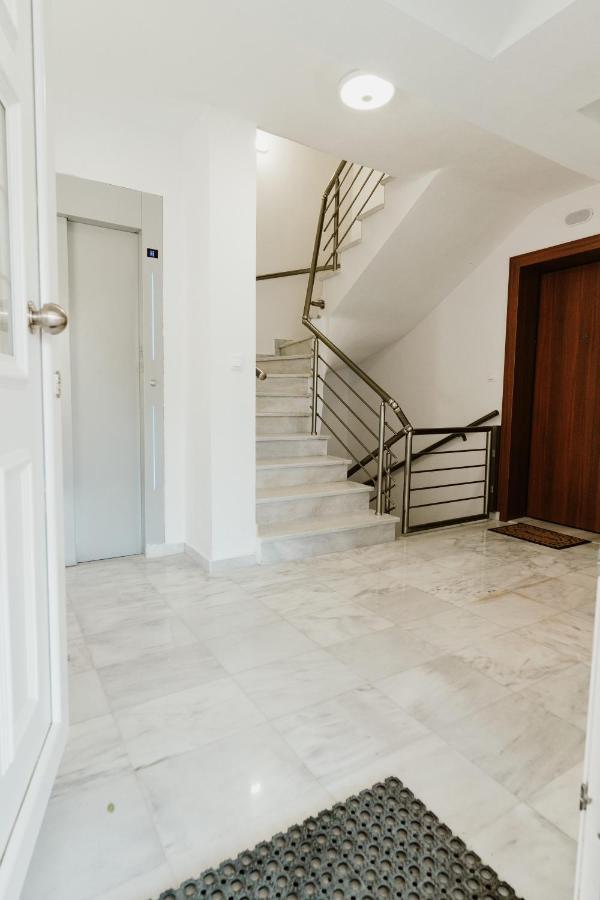 Blue And White Luxury Suites Nea Kallikrateia 외부 사진