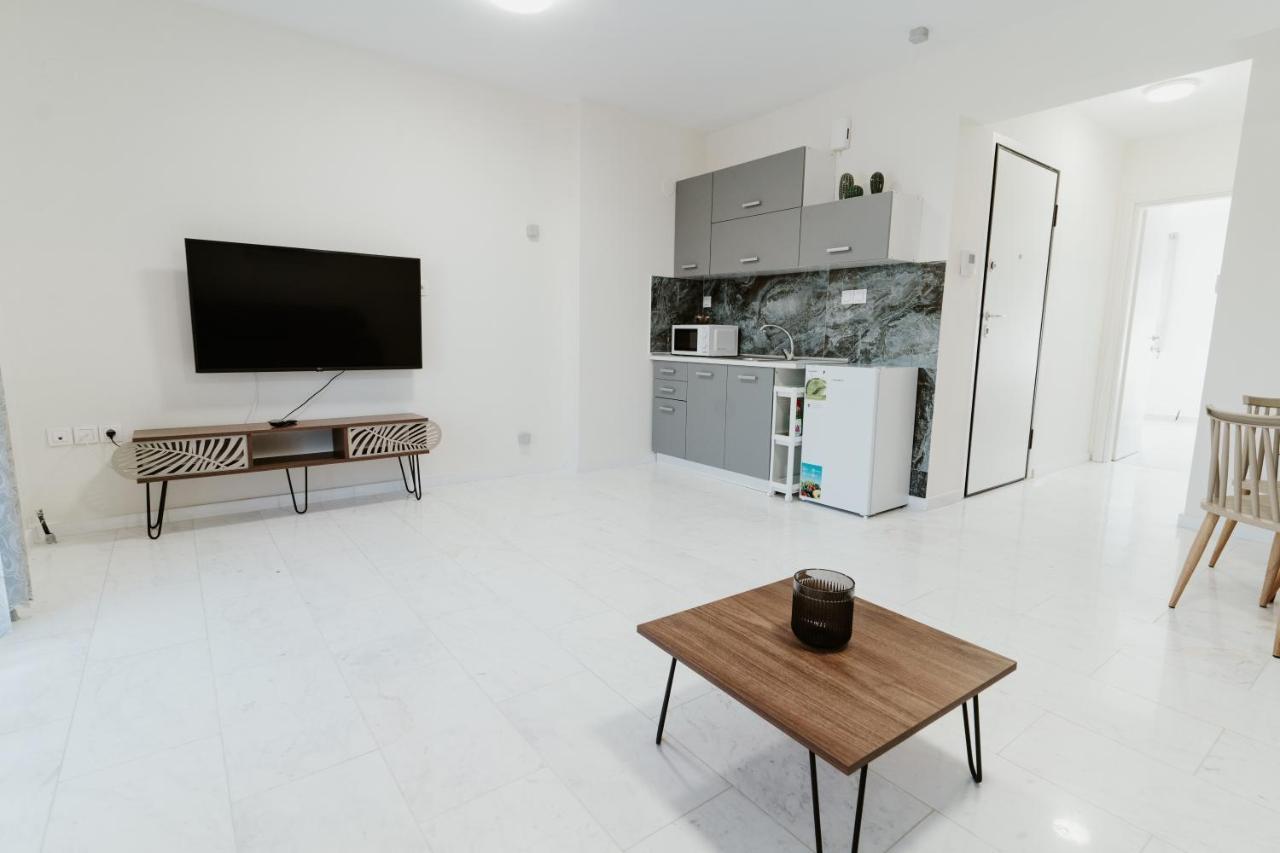 Blue And White Luxury Suites Nea Kallikrateia 외부 사진